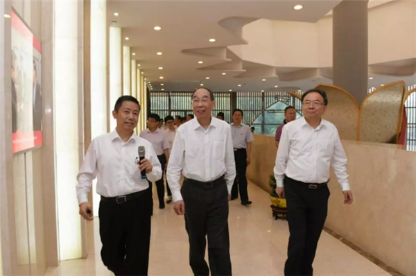 尤權(quán)視察紅豆