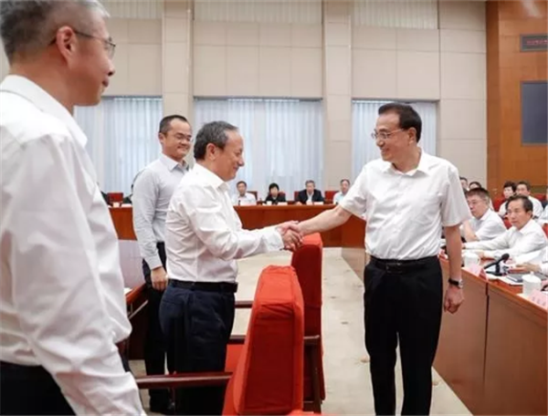 總理與王民握手