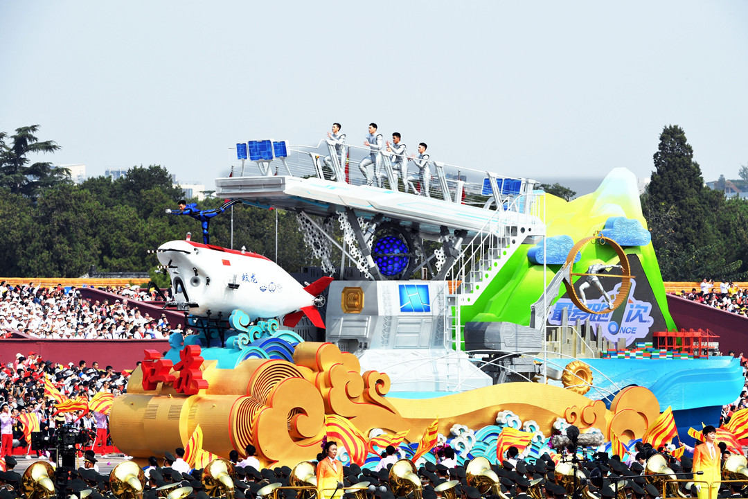 “江蘇智造”彩車(chē)