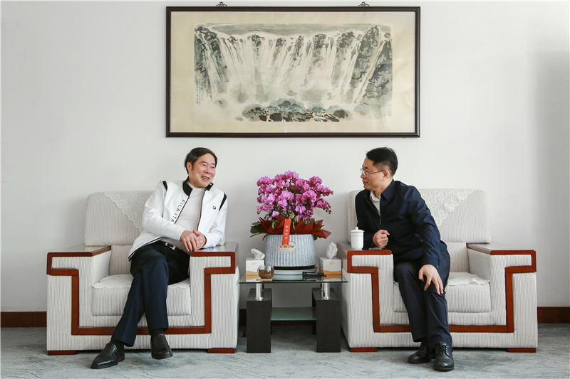 俞文勤與錢(qián)洪金交談