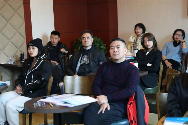 學(xué)員聽講解