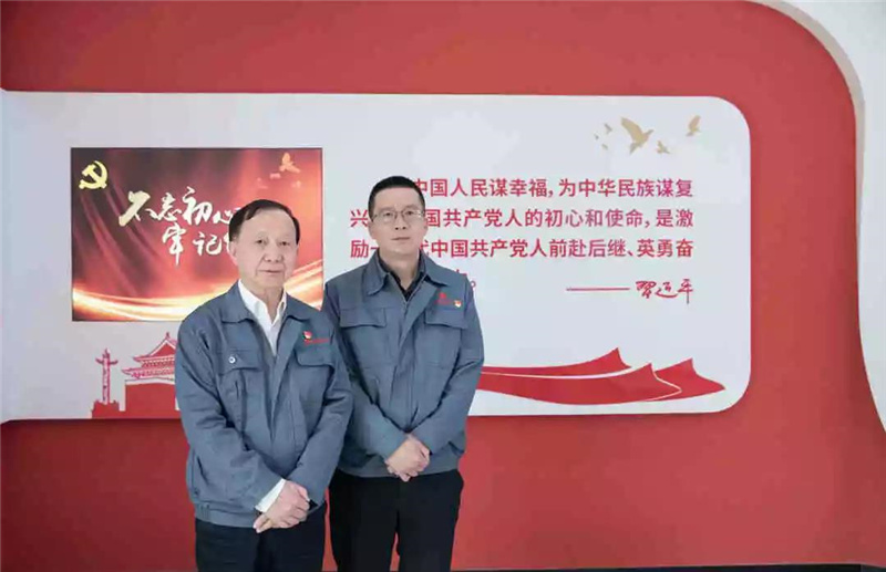 戴祖軍、戴潤父子合影